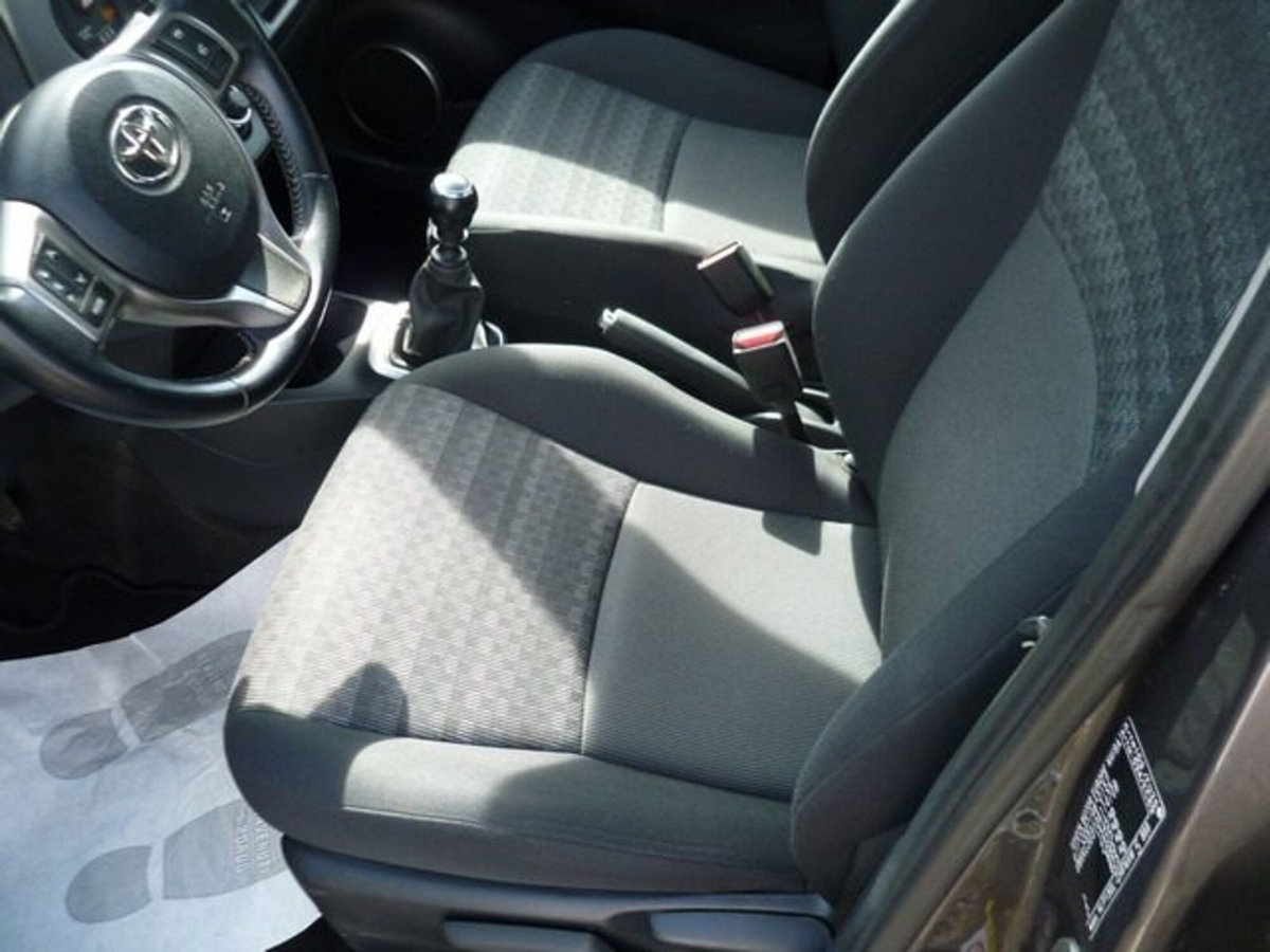 Toyota Yaris 1.D-4D 5 porte Active (8)