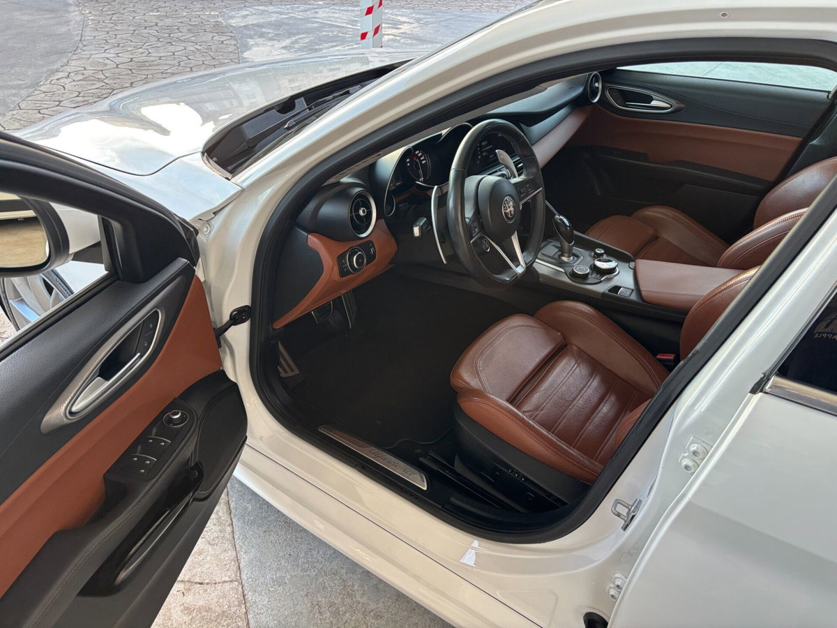 Alfa Romeo Giulia 2.2 Turbodiesel 210 CV AT8 AWD Q4 Veloce (12)