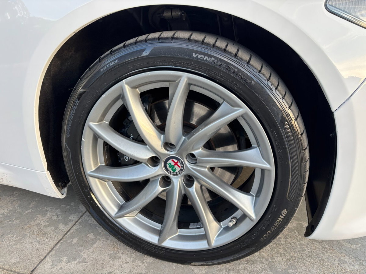 Alfa Romeo Giulia 2.2 Turbodiesel 210 CV AT8 AWD Q4 Veloce (6)