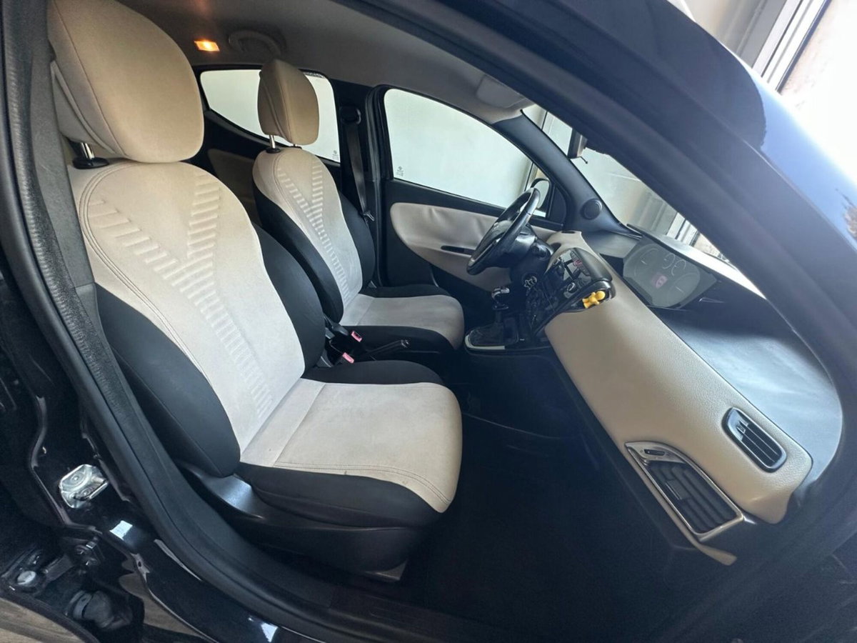 Lancia Ypsilon 1.2 69 CV 5 porte Gold (9)