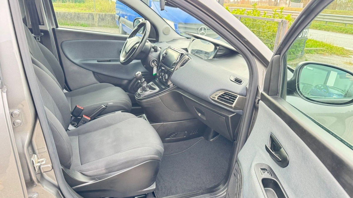 Lancia Ypsilon 1.0 FireFly 5 porte S&S Hybrid Gold Plus (11)