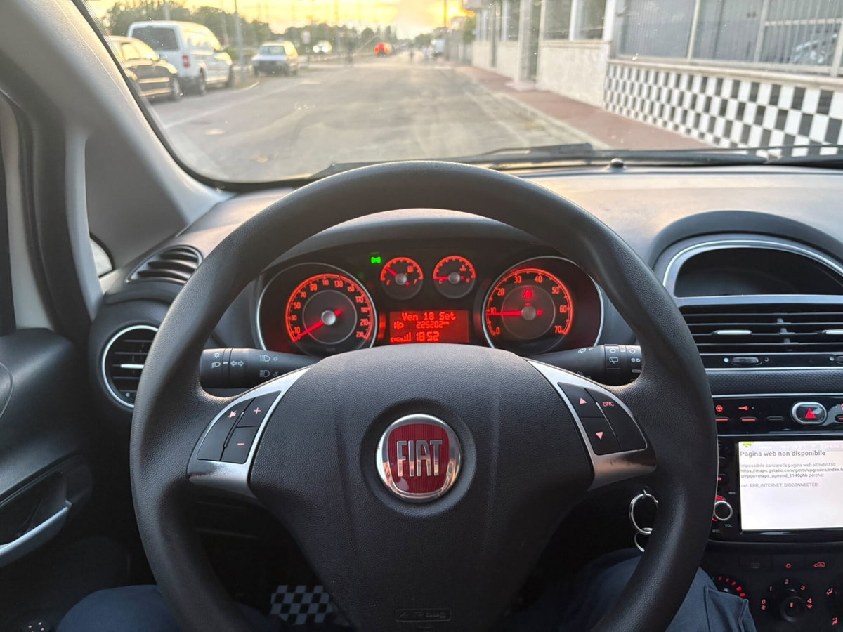 Fiat Punto 1.4 8V 5 porte Natural Power Virgin Radio (11)