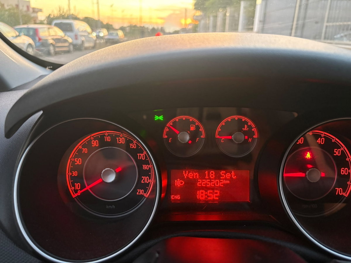 Fiat Punto 1.4 8V 5 porte Natural Power Virgin Radio (12)