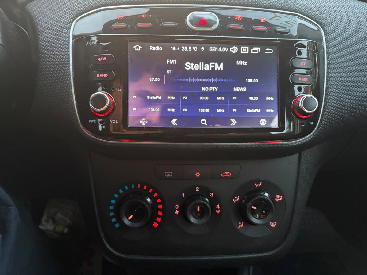 Fiat Punto 1.4 8V 5 porte Natural Power Virgin Radio (13)