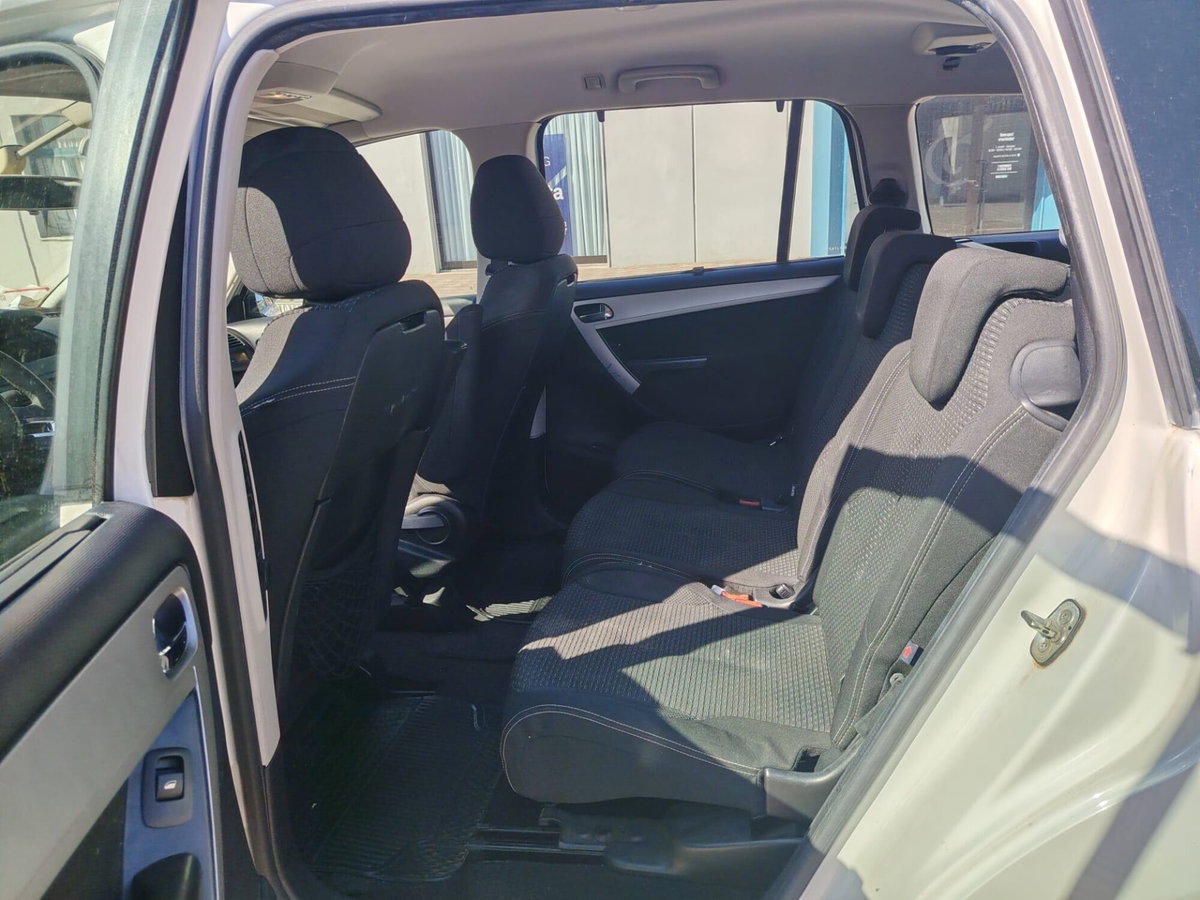 Citroen Grand C4 Picasso 1.6 e-HDi 115 Exclusive (12)