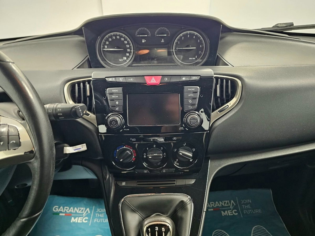 Lancia Ypsilon 1.2 69 CV 5 porte Platinum (10)