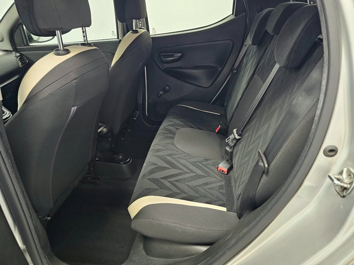 Lancia Ypsilon 1.2 69 CV 5 porte Platinum (14)