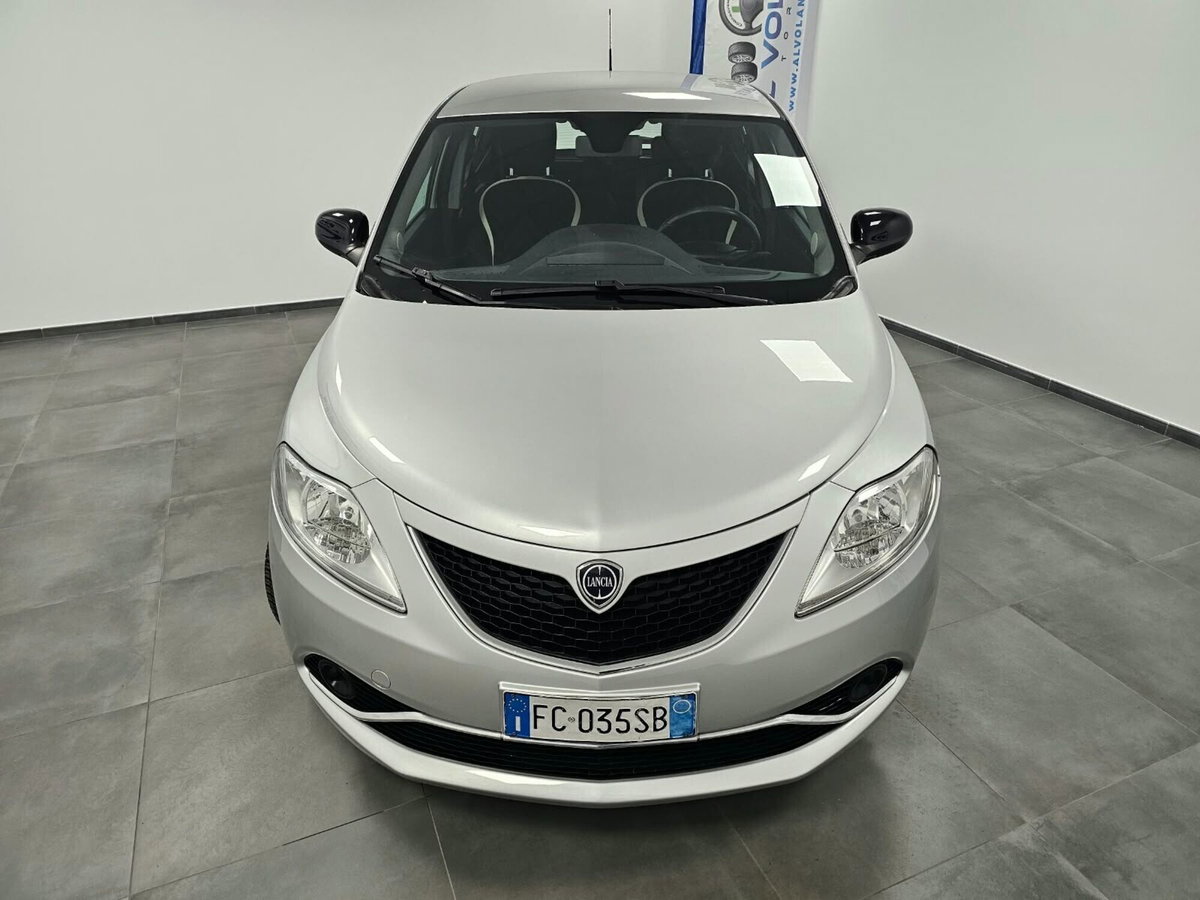 Lancia Ypsilon 1.2 69 CV 5 porte Platinum (17)