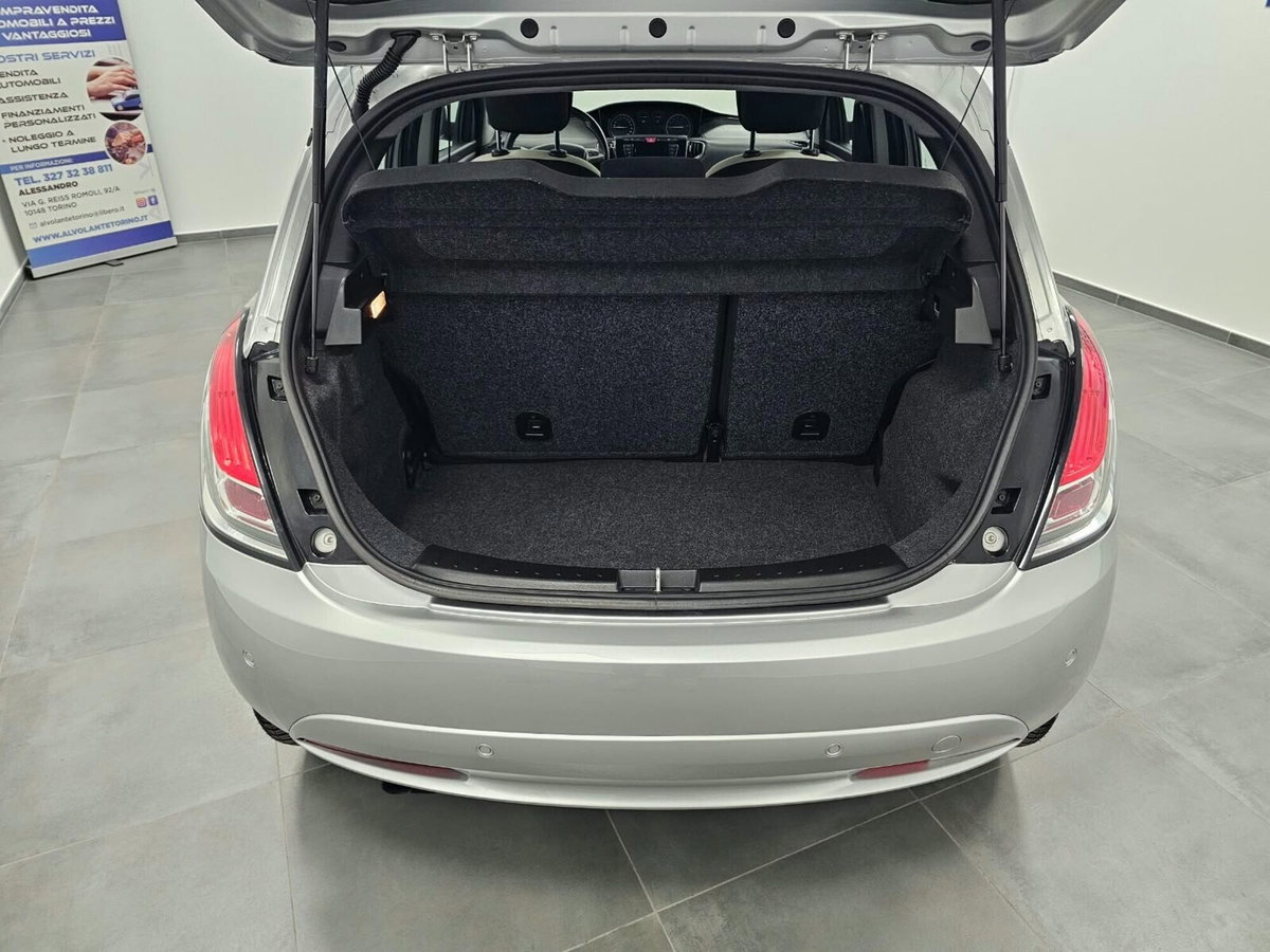 Lancia Ypsilon 1.2 69 CV 5 porte Platinum (19)