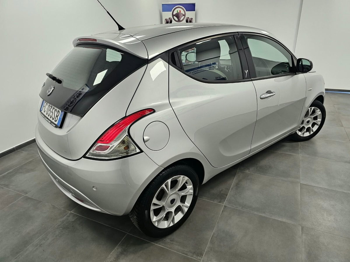 Lancia Ypsilon 1.2 69 CV 5 porte Platinum (4)