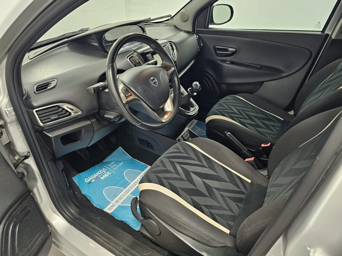 Lancia Ypsilon 1.2 69 CV 5 porte Platinum (6)