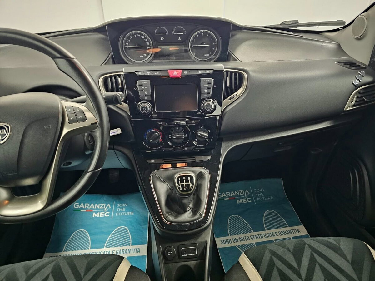 Lancia Ypsilon 1.2 69 CV 5 porte Platinum (9)