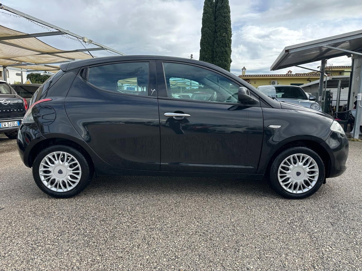 Lancia Ypsilon 1.2 69 CV 5 porte GPL Ecochic Gold (2)