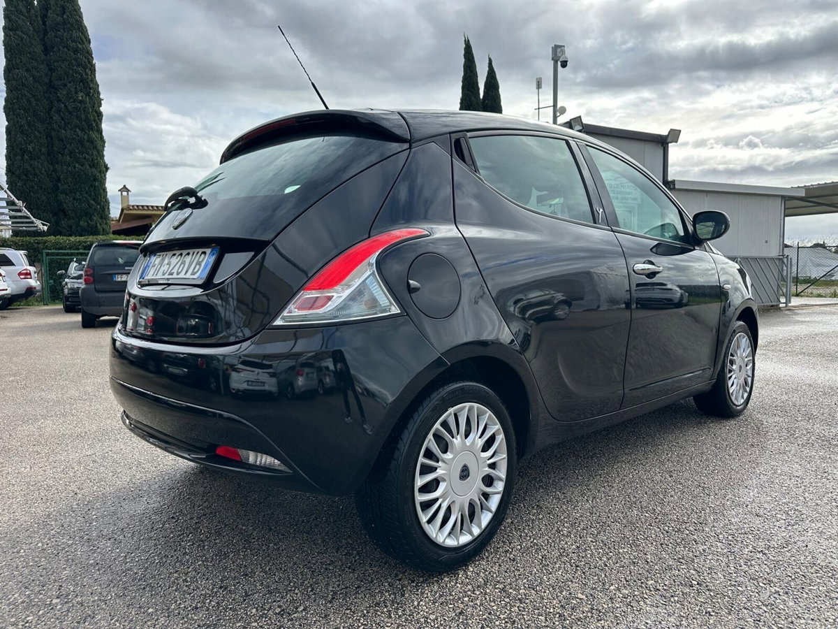 Lancia Ypsilon 1.2 69 CV 5 porte GPL Ecochic Gold (3)
