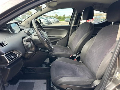 Lancia Ypsilon 1.3 MJT 75 CV Unyca (10)