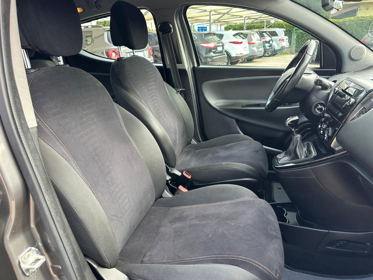 Lancia Ypsilon 1.3 MJT 75 CV Unyca (11)