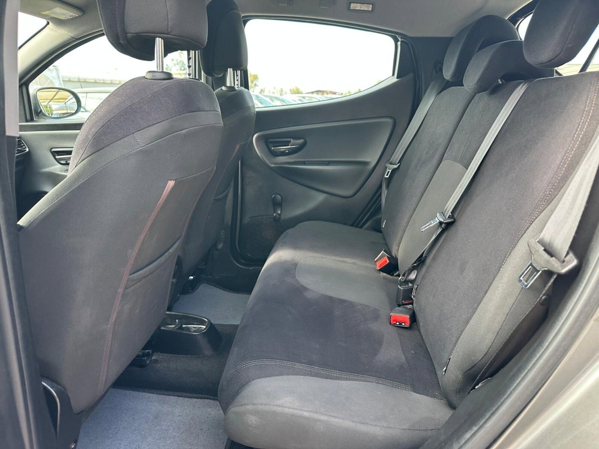 Lancia Ypsilon 1.3 MJT 75 CV Unyca (12)