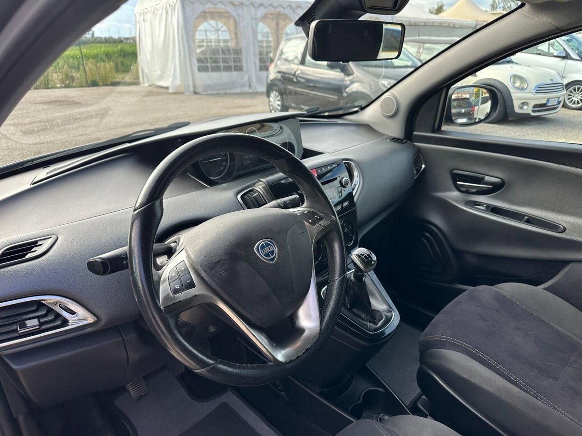 Lancia Ypsilon 1.3 MJT 75 CV Unyca (14)