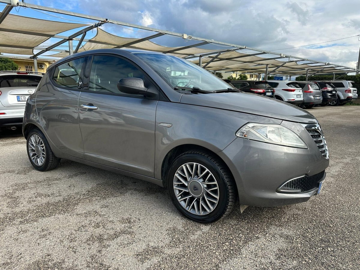Lancia Ypsilon 1.3 MJT 75 CV Unyca (2)