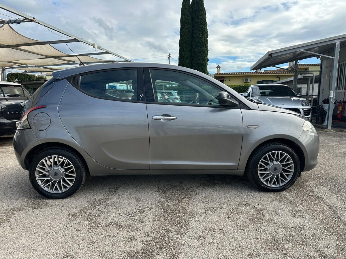 Lancia Ypsilon 1.3 MJT 75 CV Unyca (3)