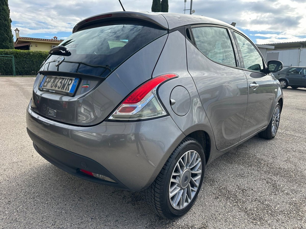 Lancia Ypsilon 1.3 MJT 75 CV Unyca (4)