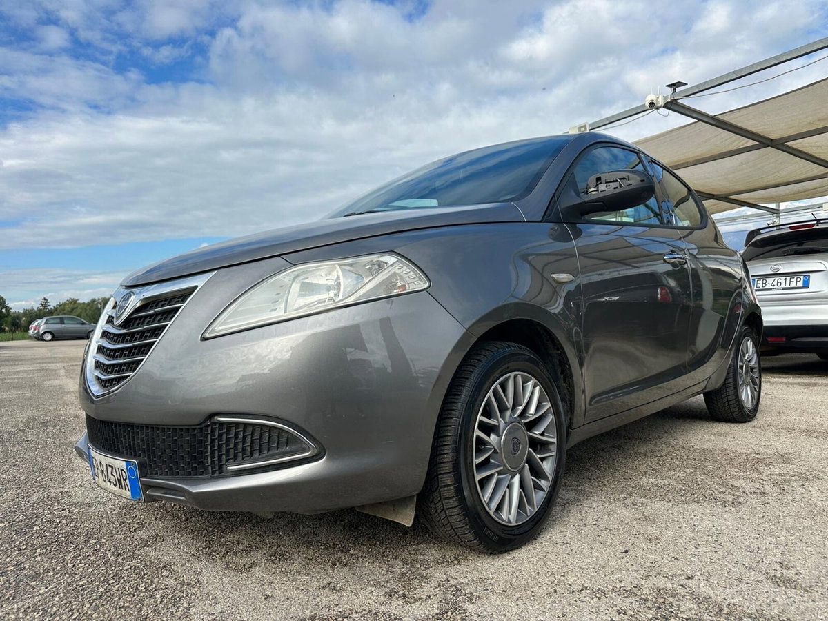 Lancia Ypsilon 1.3 MJT 75 CV Unyca (8)