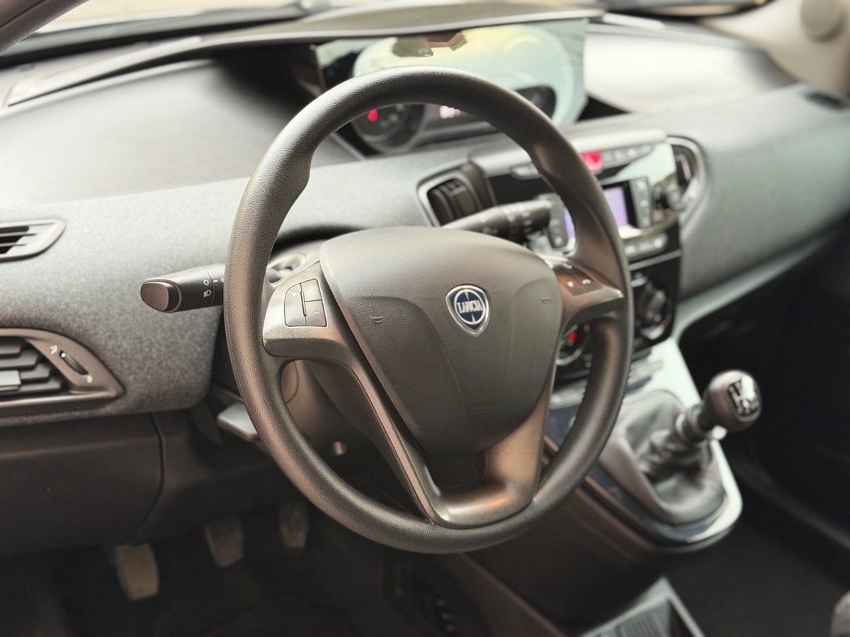Lancia Ypsilon 1.0 FireFly 5 porte S&S Hybrid Silver Plus (11)