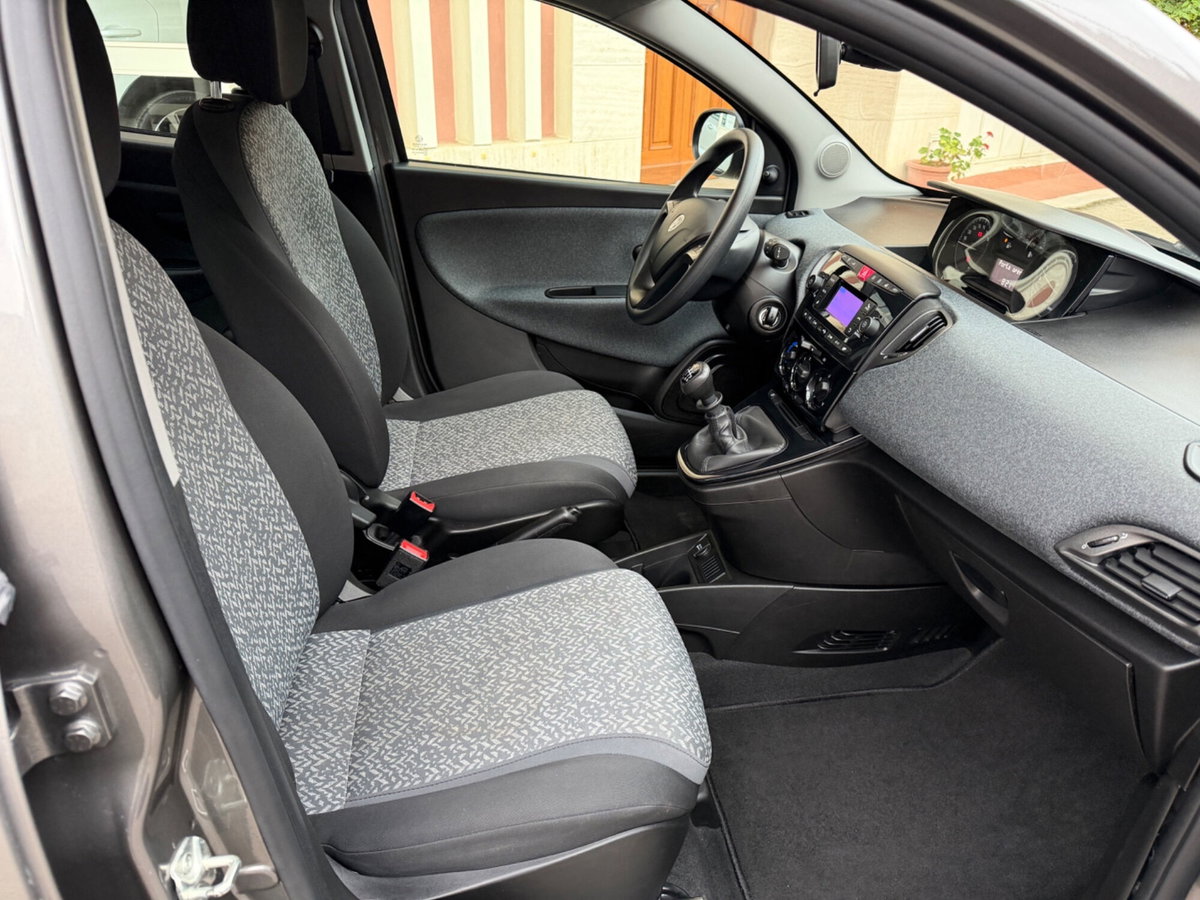 Lancia Ypsilon 1.0 FireFly 5 porte S&S Hybrid Silver Plus (12)