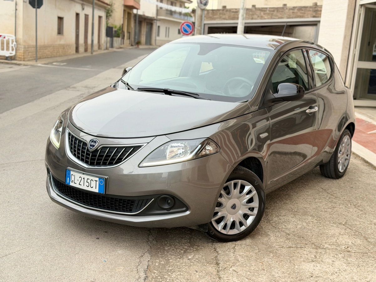 Lancia Ypsilon 1.0 FireFly 5 porte S&S Hybrid Silver Plus (18)