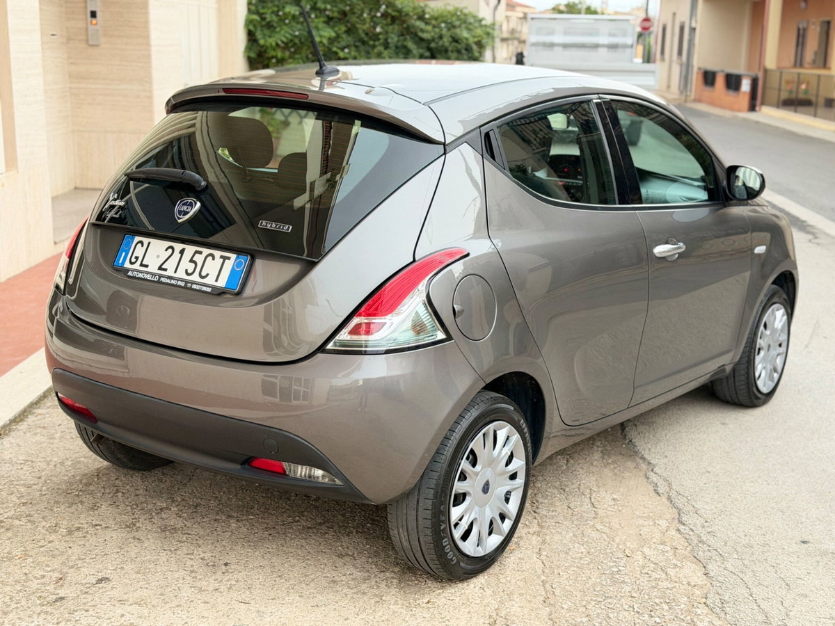 Lancia Ypsilon 1.0 FireFly 5 porte S&S Hybrid Silver Plus (3)