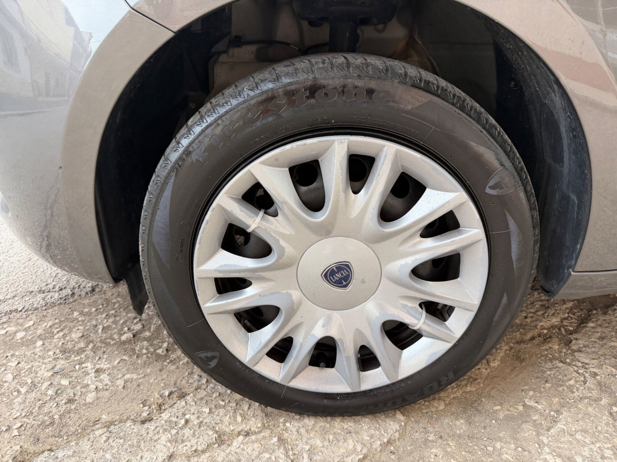 Lancia Ypsilon 1.0 FireFly 5 porte S&S Hybrid Silver Plus (9)