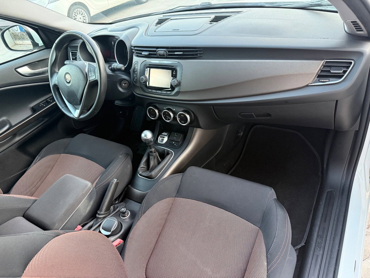 Alfa Romeo Giulietta 1.6 JTDm-2 Distinctive (12)