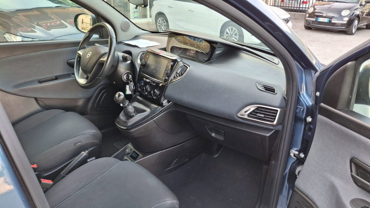 Lancia Ypsilon 1.0 FireFly 5 porte S&S Hybrid Gold Plus (9)