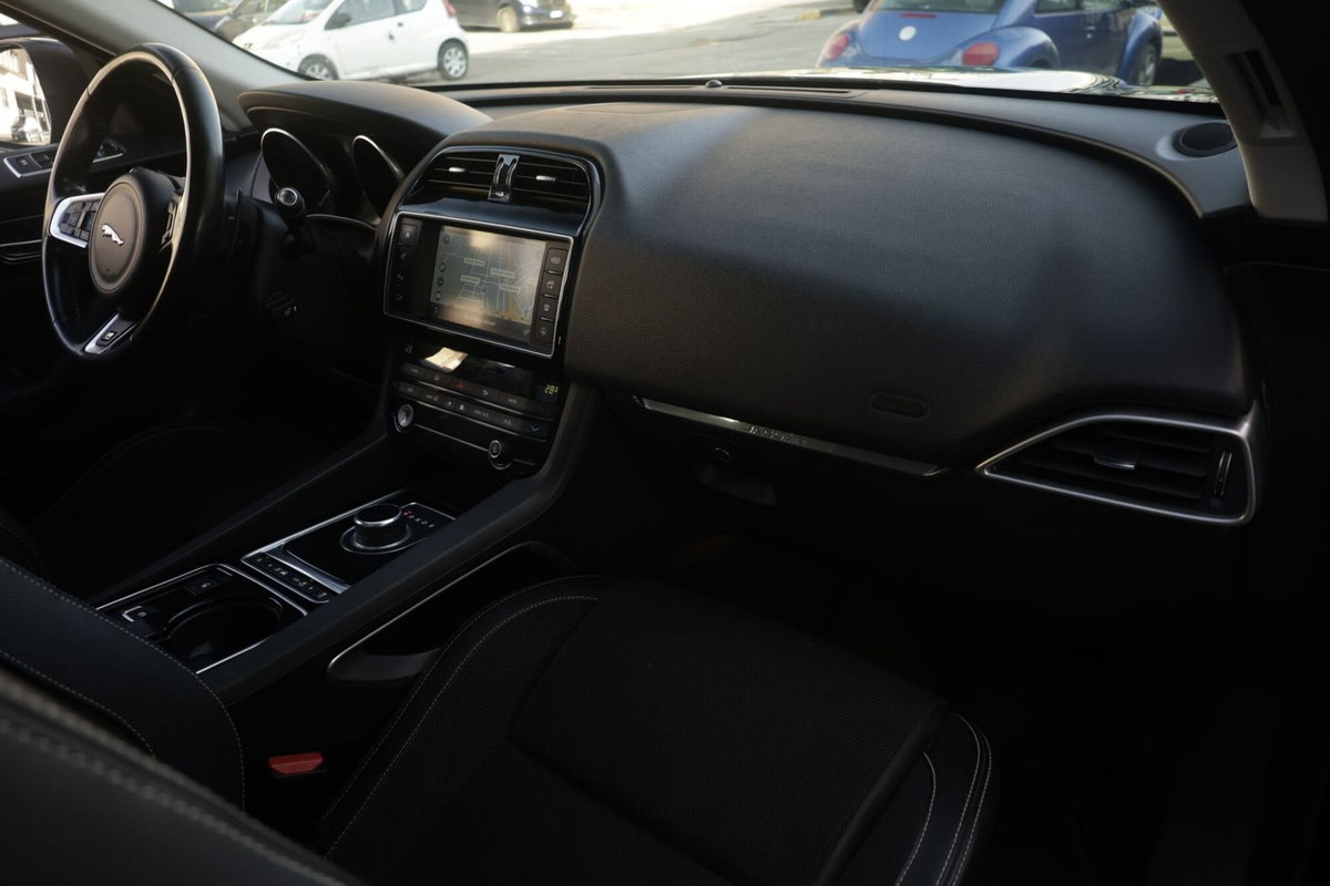 Jaguar F-Pace 2.0 D 180 CV AWD R-Sport (10)