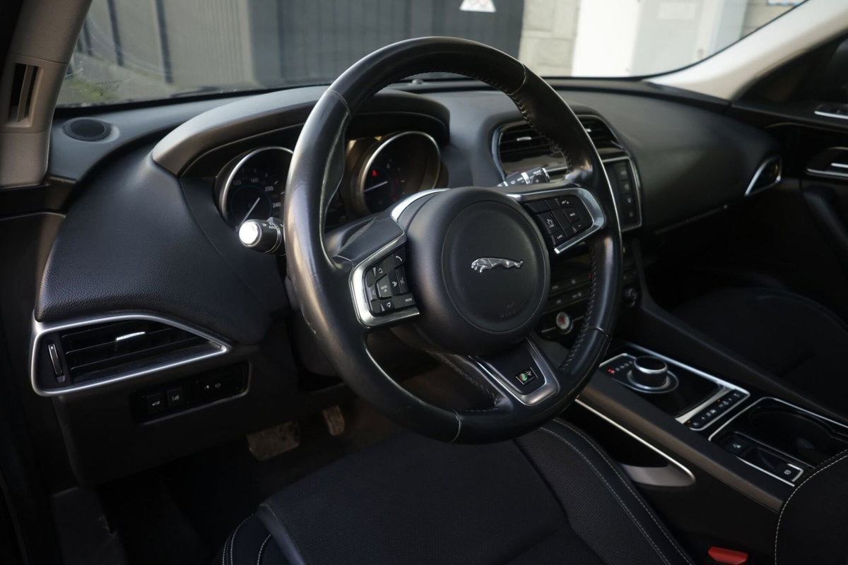 Jaguar F-Pace 2.0 D 180 CV AWD R-Sport (16)