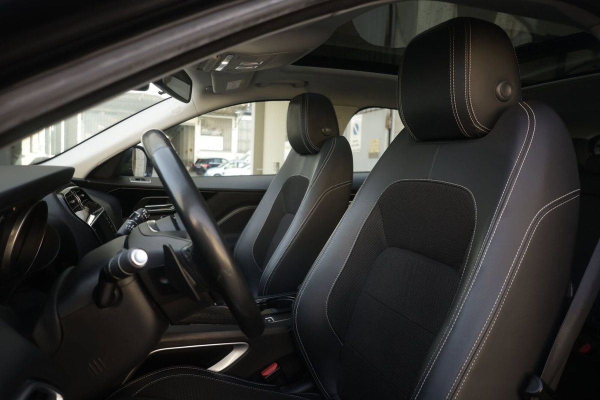 Jaguar F-Pace 2.0 D 180 CV AWD R-Sport (17)