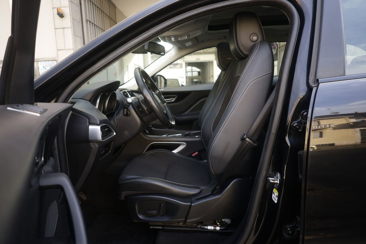 Jaguar F-Pace 2.0 D 180 CV AWD R-Sport (18)