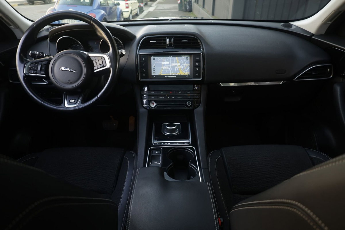 Jaguar F-Pace 2.0 D 180 CV AWD R-Sport (2)