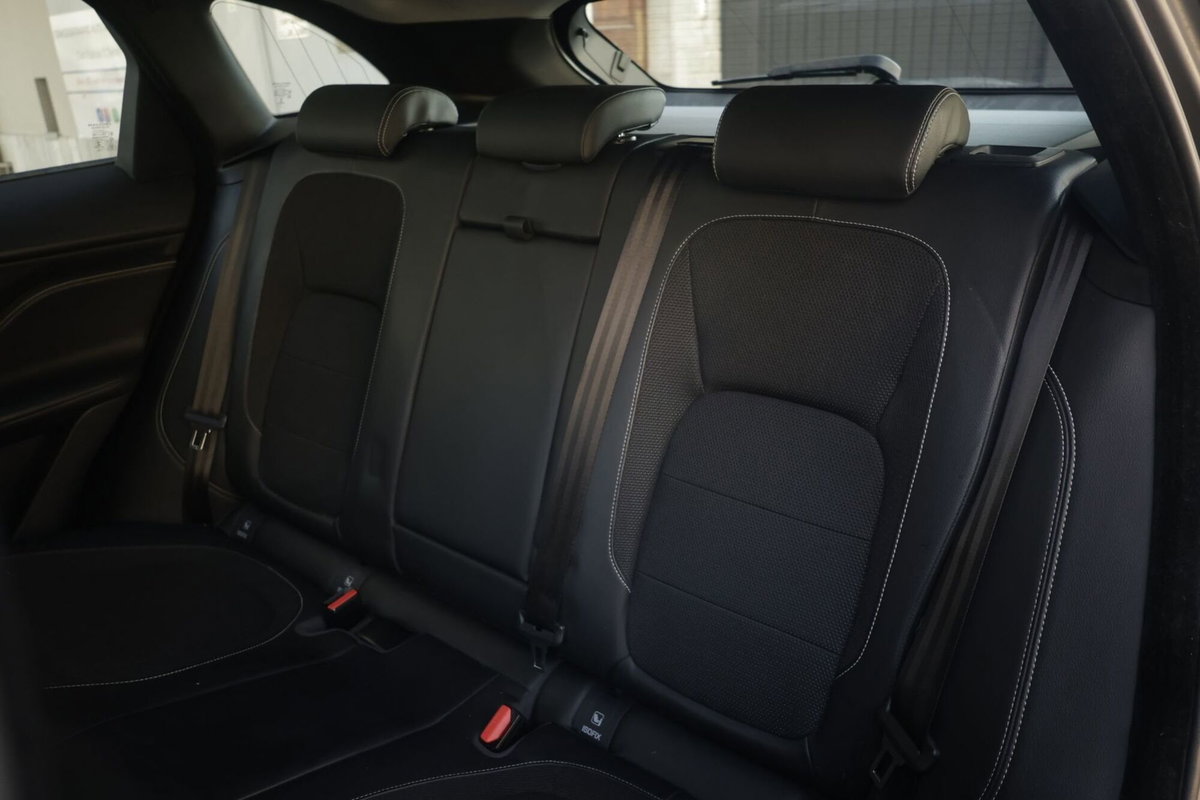 Jaguar F-Pace 2.0 D 180 CV AWD R-Sport (3)