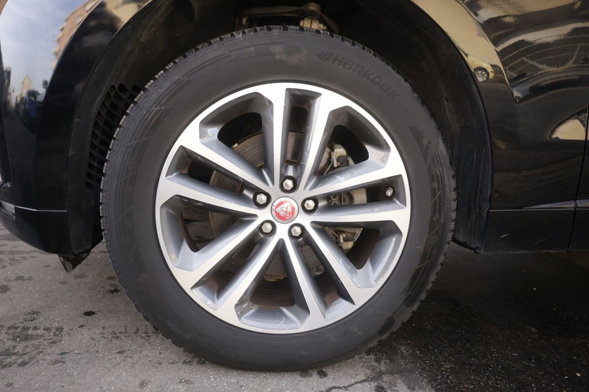 Jaguar F-Pace 2.0 D 180 CV AWD R-Sport (5)