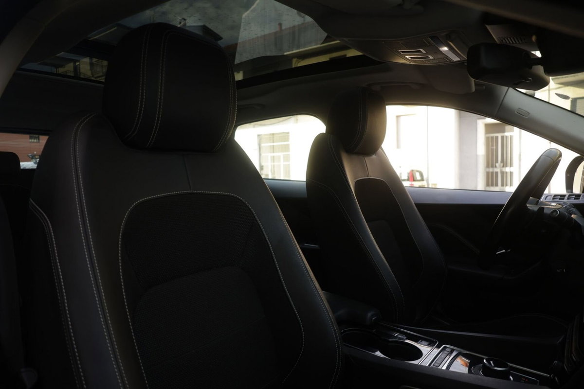 Jaguar F-Pace 2.0 D 180 CV AWD R-Sport (6)