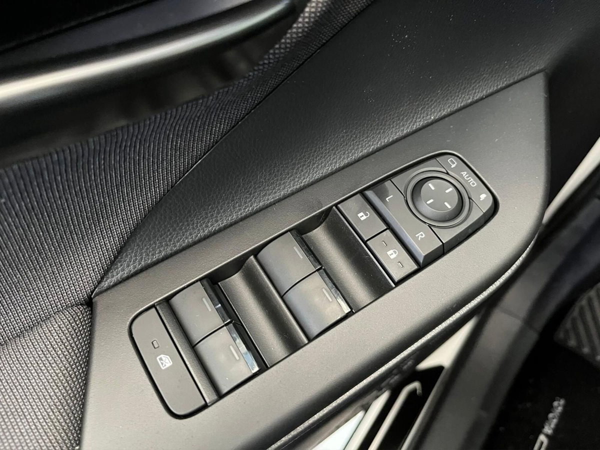 Toyota Toyota C-HR 2.0 phev Trend fwd e-cvt (15)