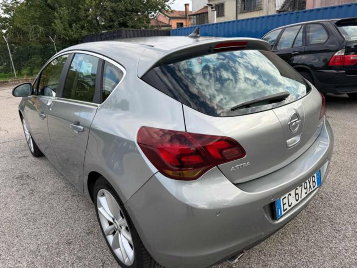 Opel Astra 1.4 Turbo 140CV 4 porte Cosmo (14)