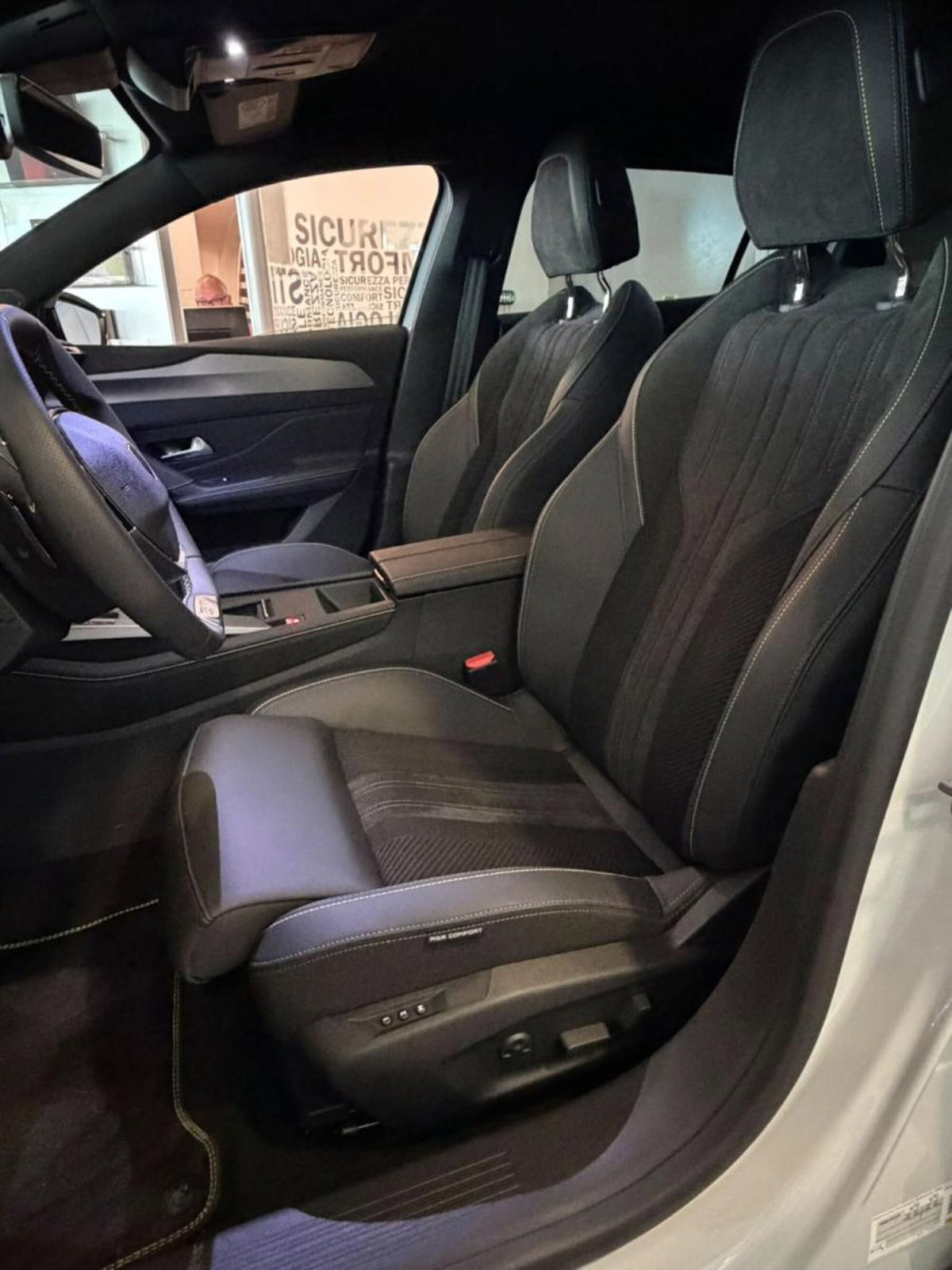 Peugeot 408 58,2 kWh GT (8)