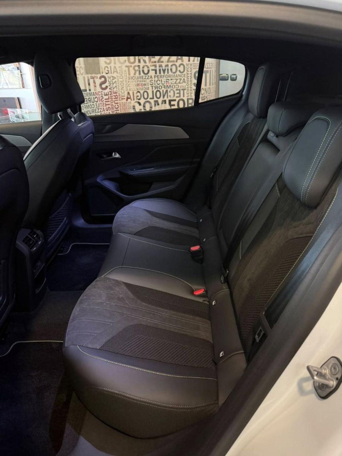 Peugeot 408 58,2 kWh GT (9)