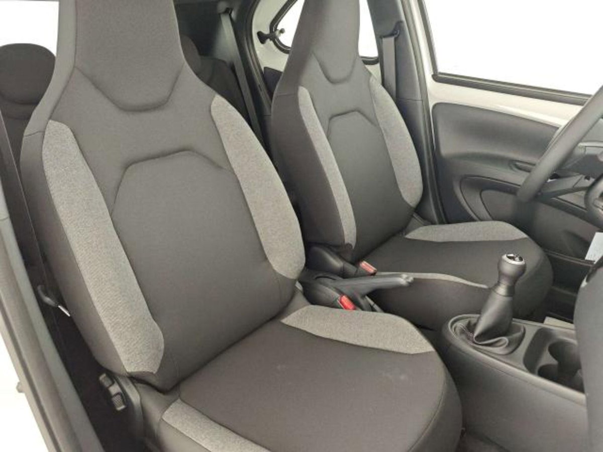 Toyota Aygo X 1.0 Active 72cv (11)