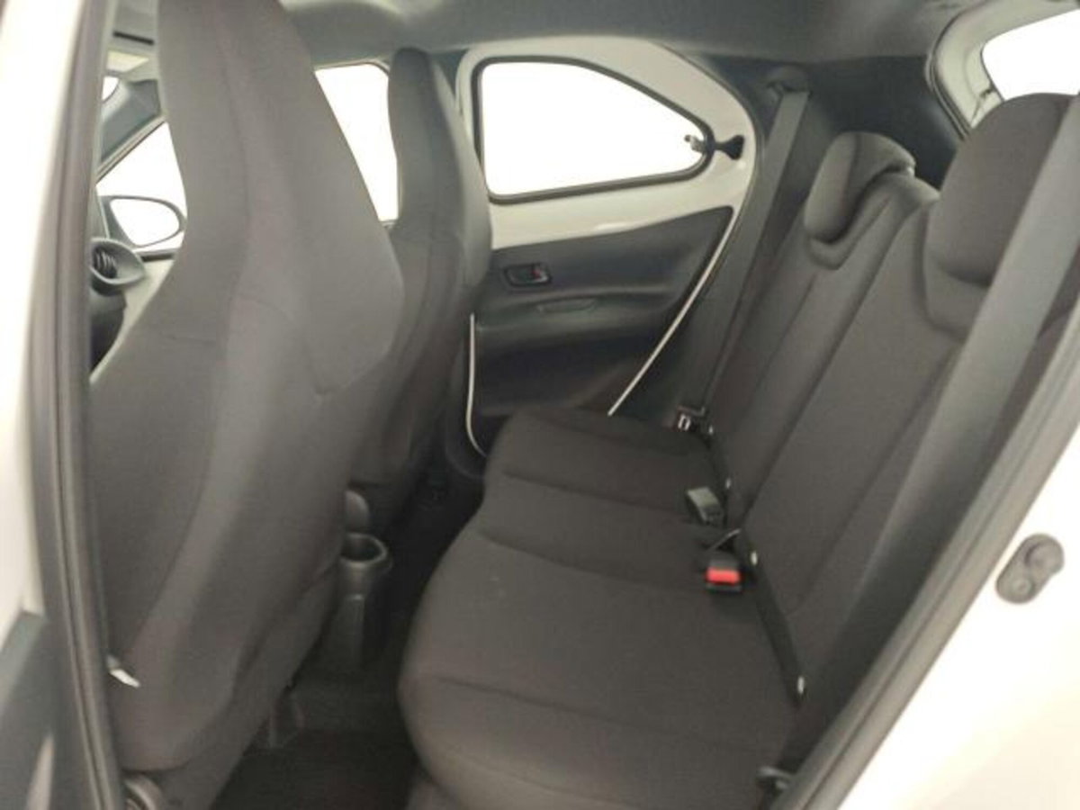 Toyota Aygo X 1.0 Active 72cv (14)