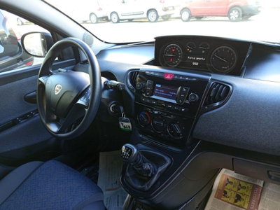 Lancia Ypsilon 1.0 FireFly 5 porte S&S Hybrid Silver Plus (19)