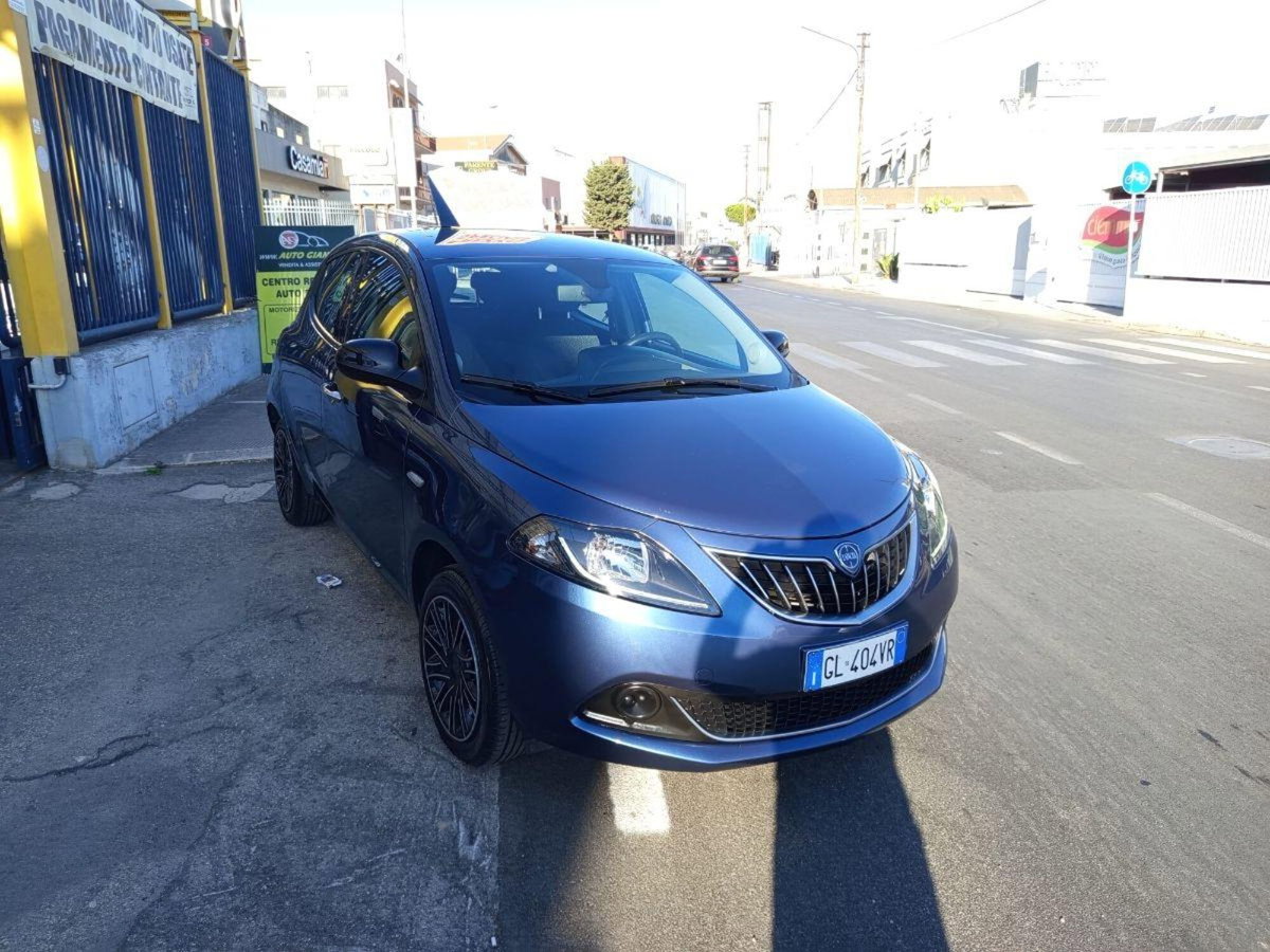Lancia Ypsilon 1.0 FireFly 5 porte S&S Hybrid Silver Plus (3)