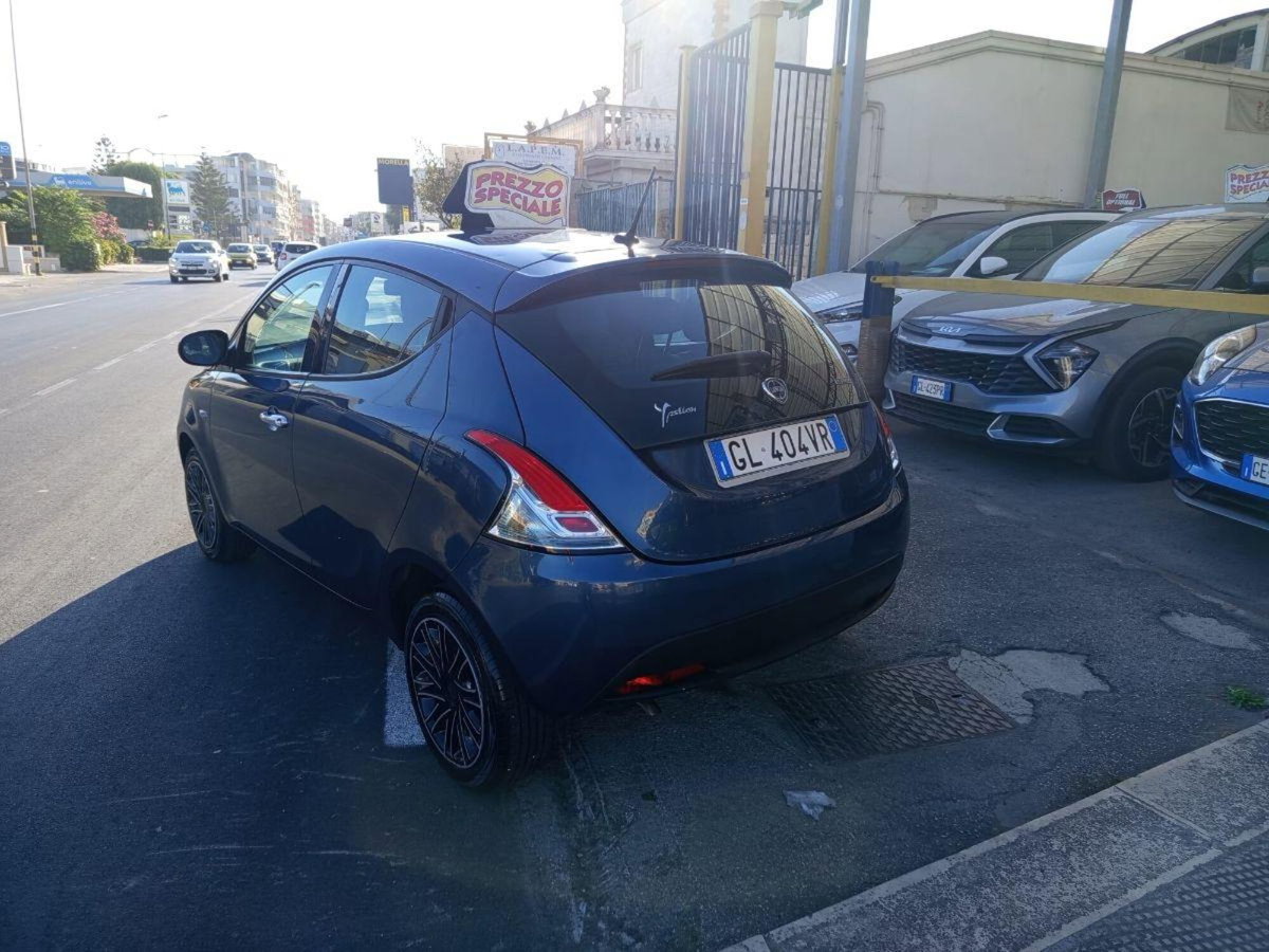 Lancia Ypsilon 1.0 FireFly 5 porte S&S Hybrid Silver Plus (4)